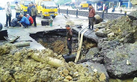 二次供水管道破裂 居民在公共廁所取水